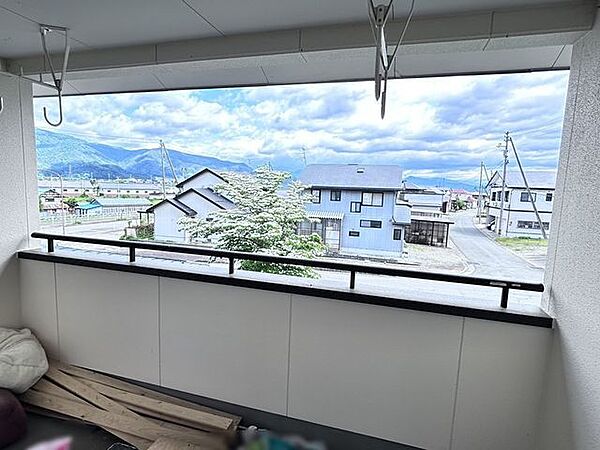 【バルコニー】遠くの山並みを望む眺望良好なバルコニーです。お洗濯や気分転換の場としても活躍します。
