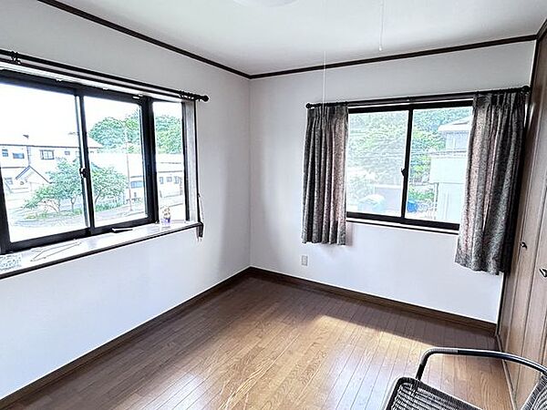 【2階洋室2】約6帖。2面採光で明るい洋室です。プライベート空間として使いやすいお部屋です。