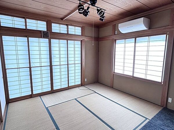 【1階和室1】約8帖。障子越しのやわらかな光が差し込む和室です。客間やくつろぎの空間としてもご活用いただけます。