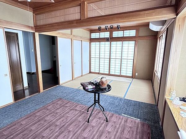 【1階和室1】約8帖。隣接する和室と一体利用も可能です。用途に応じて柔軟にお使いいただけます。