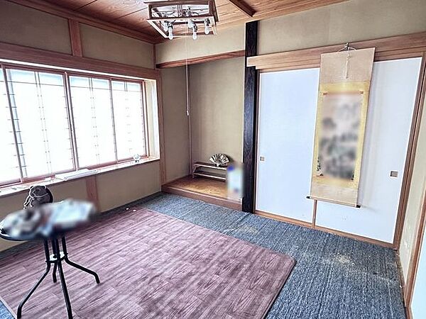 【1階和室2】約6帖。床の間付きの和室です。季節の飾りや掛け軸を楽しめる和の空間です。