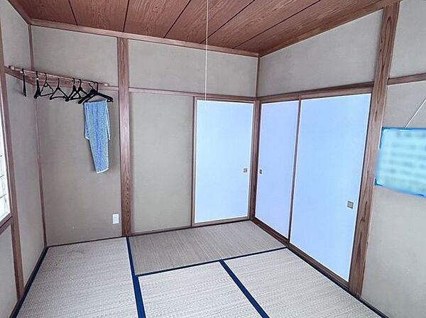 【2階和室3】落ち着いた雰囲気の和室です。押入を備えており、寝具や季節用品の収納にも便利です。