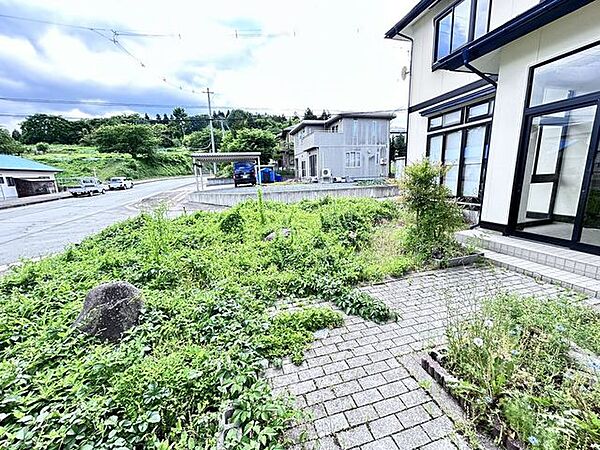 【庭】敷地内に庭スペースがあります。ガーデニングやお子様の遊び場など、多目的に活用をご検討いただけます。