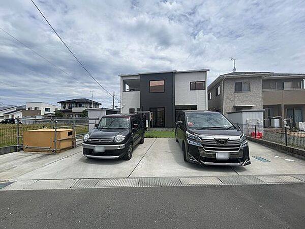 【駐車場】建物南側の駐車場には、並列3台駐車可能。