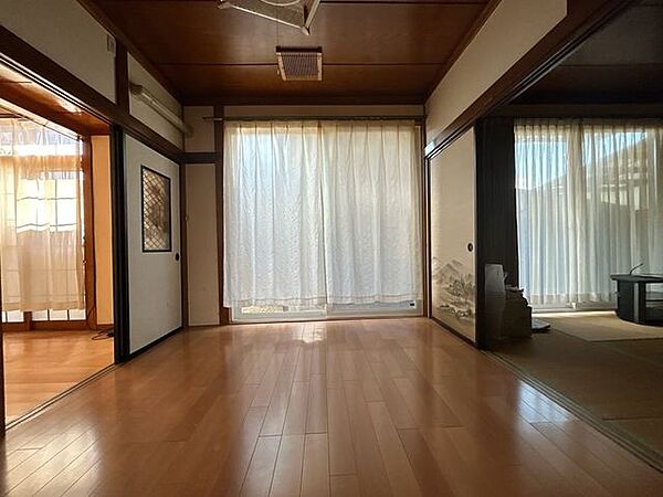 【洋室2】約6帖。