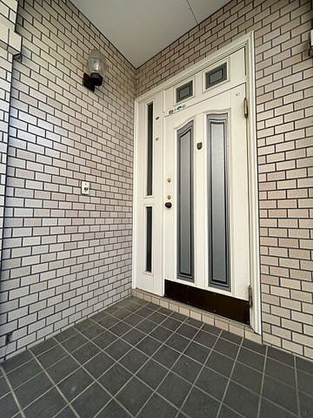 【玄関】屋根付きの玄関で、雨の日も落ち着いて出入りできます。