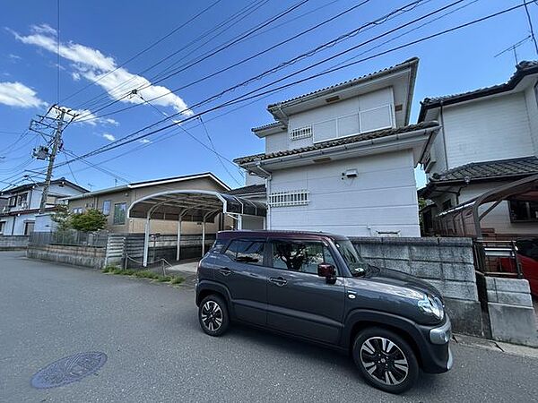 【前面道路】駐車場の間口も広いので出入りもスムーズです。