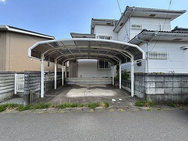 【駐車場】カーポート付きで、雨の日の乗り降りも快適。並列2台駐車可能です。