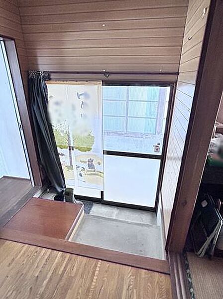 【玄関内観】明るさを取り込みやすい玄関です。すっきりとした印象があります。