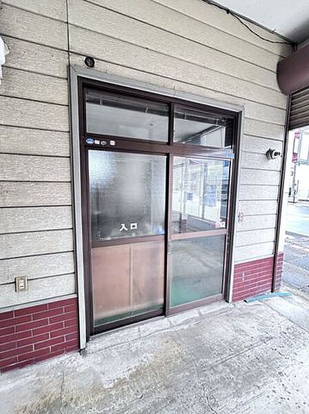 【玄関外観】引戸タイプの入口です。開閉しやすく日々の利用に便利です。