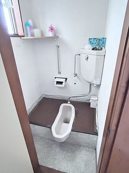 【トイレ】窓から光が入る明るい空間です。換気もしながら使えます。