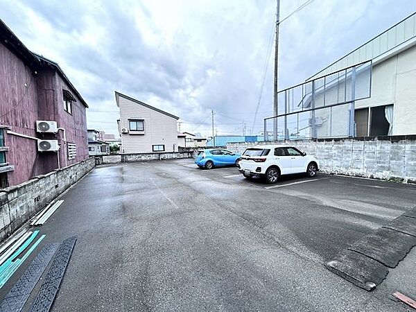 【駐車場】建物南側の駐車場には、並列9台駐車可能。