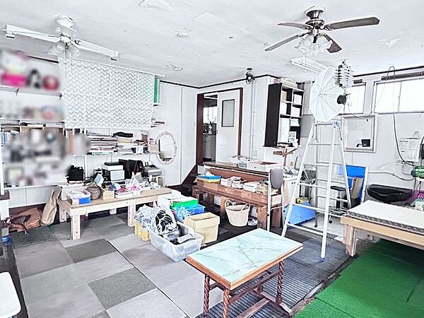 【1階洋室】約23.62帖。広々とした空間です。家具の配置もしやすいお部屋です。