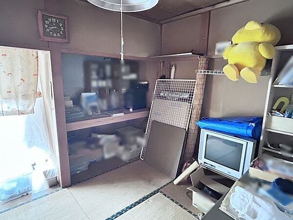 【1階和室】約6帖。押入収納が備わっています。季節物や日用品の整理に使えます。