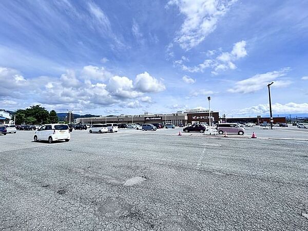 徒歩13分。ヨークベニマル新庄店 980m