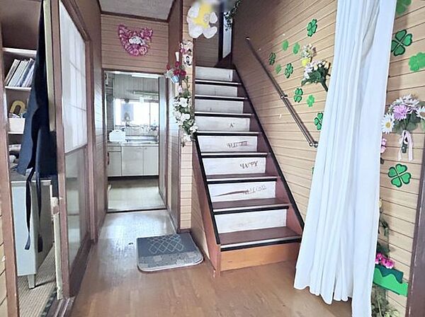 【階段】手すりが備わっています。日々の上り下りにも使いやすい階段です。