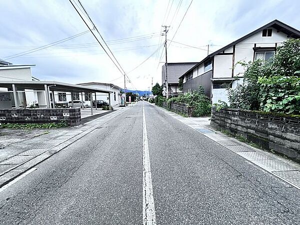 【前面道路】西側から撮影。南側公道の幅員は7.8ｍ。