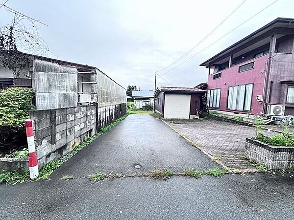 【前面道路】北東側から撮影。南東側公道の幅員4.0m。