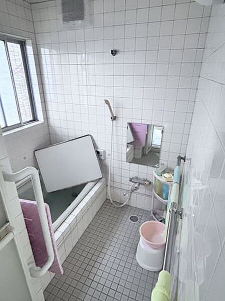 【浴室】手すりと窓があり、換気をしながらゆっくりお湯につかって疲れを癒せる空間です。