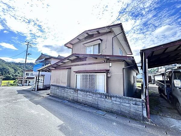 【外観】周囲に山が見える落ち着いた環境で、四季の移ろいを感じながら暮らせる住まいです。