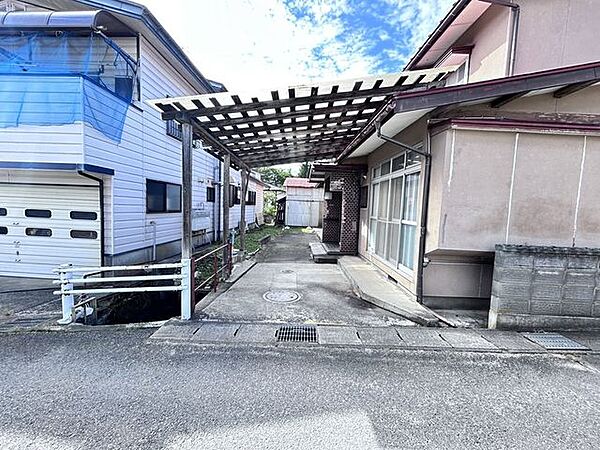 【駐車場】敷地内に車1台分のスペースがあり、玄関まで近く買い物帰りの荷物も運びやすいです。