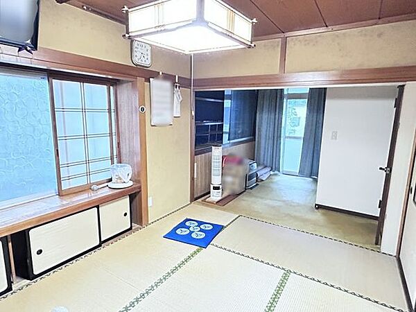 【1階和室】約6帖。窓下に地袋収納がある1階の和室で、階段を使わずに暮らせます。