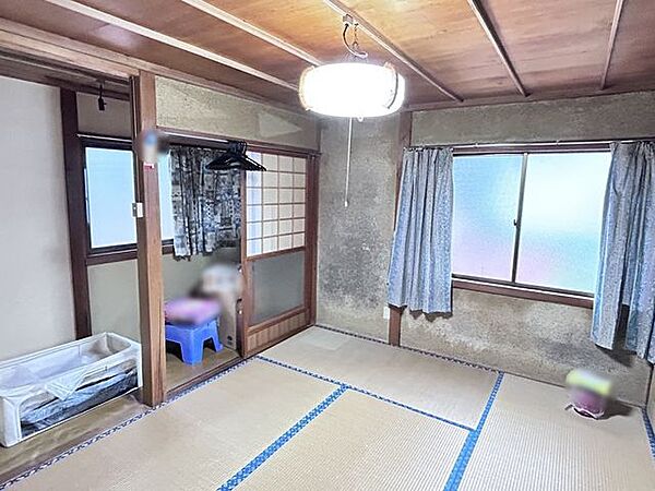 【2階和室】約6帖。縁側に面した和室で、お子さまの部屋としても使いやすい広さがあります。