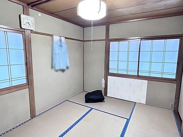 【2階和室】約6帖。2方向に窓があり、日中は光が差し込む開放感のある居室です。