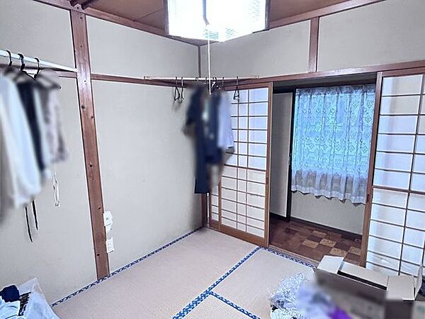 【2階和室】約4.5帖。障子を開けると縁側につながり、窓辺の明るさを感じながら過ごせます。