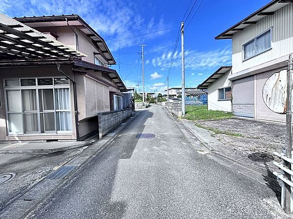 【前面道路】南側から撮影。南東側公道の幅員4.0m。