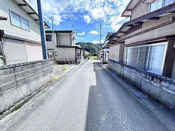 【前面道路】北側から撮影。南東側公道の幅員4.0m。