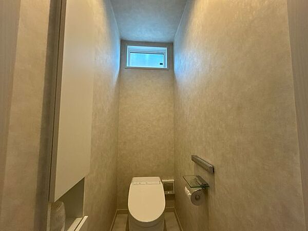 【トイレ】採光窓のある明るいトイレ空間。清潔感のある内装で快適に過ごせます。