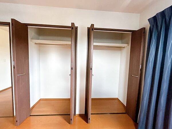 【1階7帖洋室収納】1階洋室の収納はハンガーパイプと棚を備え、衣類も小物もたっぷり収まります。