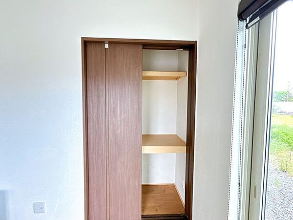 【1階和室収納】和室には中段付きの押入れがあり、布団や季節の道具をたっぷりしまえます。