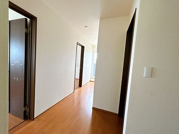 【2階廊下】2階の廊下は明るく各居室へとつながり、家族の行き来がしやすい造りです。