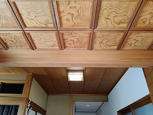 【玄関】和建築の趣を感じる格天井です。