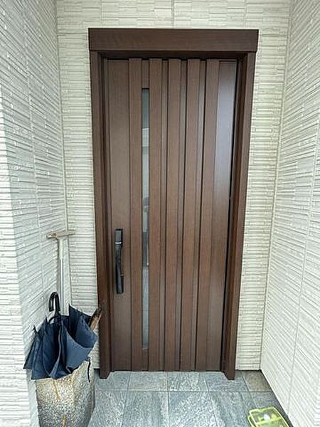 【玄関】重厚感あるドアが印象的、落ち着いた雰囲気で安心して出入りできる玄関です。