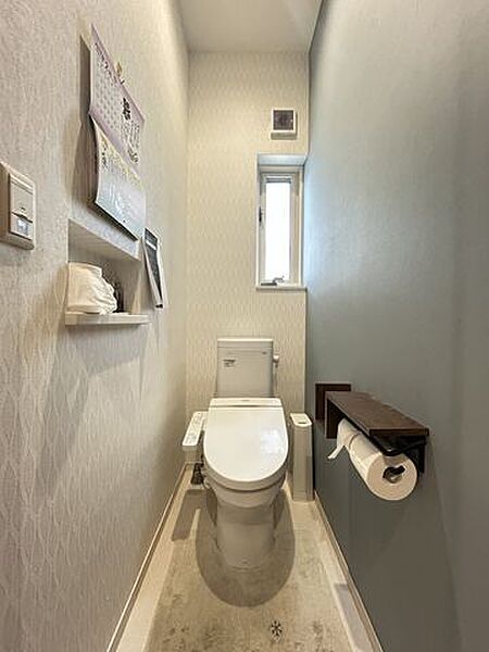 【1Fトイレ】窓があり換気しやすく、落ち着いた空間で清潔に保ちやすい快適なトイレです。