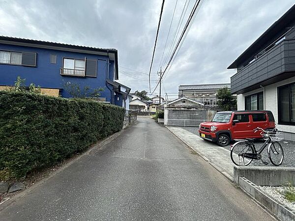 【前面道路】落ち着いた住環境で交通量も少なく、ゆったり安心して通行できる道路です。