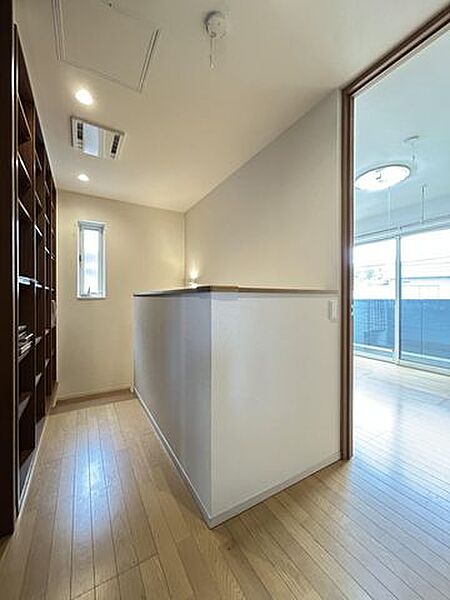 【2F廊下】窓から光が入り明るく、収納棚があり使い勝手の良い開放的な空間です。