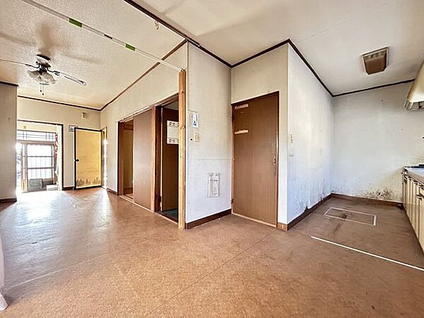 【ダイニング】ダイニングテーブルを置いて家族団らんの空間に。