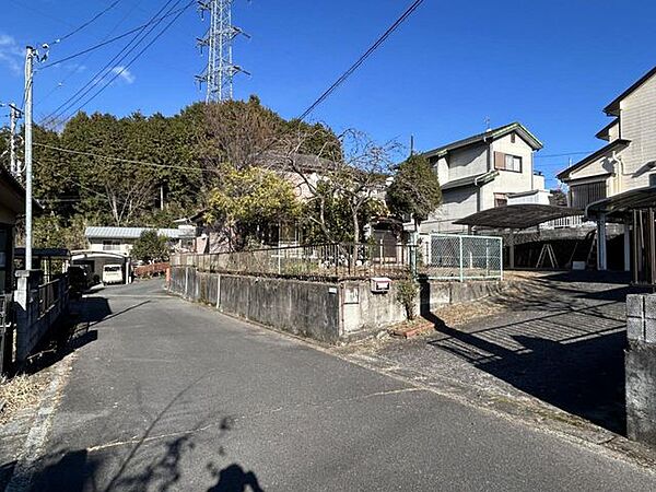 【前面道路】二方道路で、西側公道の幅員は5.7ｍ。北側公道の幅員は5.0ｍ。