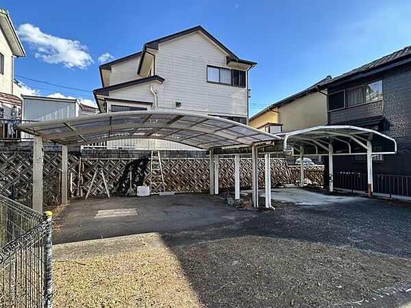 【駐車場】建物南側にはカーポート付き。並列4台駐車可能です。