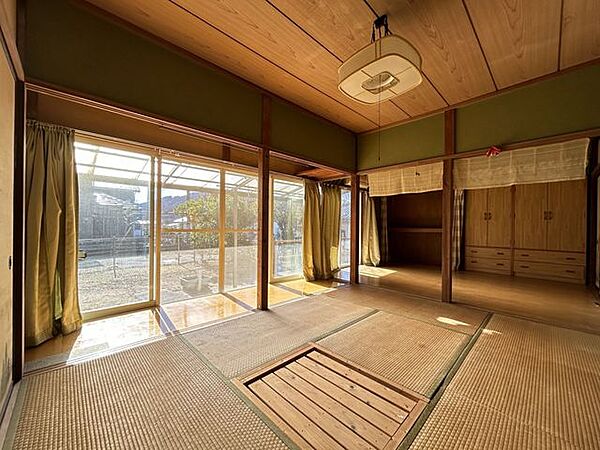 【1F和洋室】各室6帖。広縁があり襖を外せば明るく大きな一部屋としても使えます。