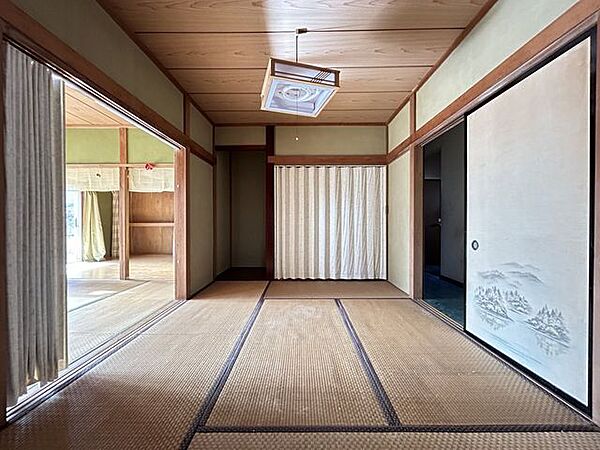 【1F和室】広さは6帖。リビングや廊下から出入りできます。