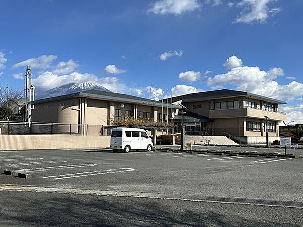 【周辺環境/役所】富士宮市上野出張所まで約5900m（車で約12分 【周辺環境/役所】富士宮市上野出張所まで約4400m（車で約12分）