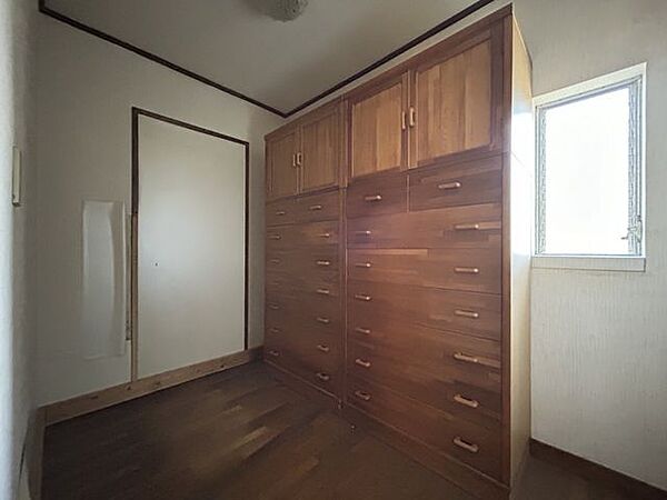 【ウォークインクローゼット】広さは3帖。収納が多い住宅で、お部屋が片付きます。