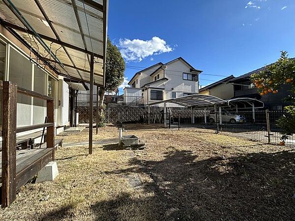 【庭】建物南側のお庭にはウッドデッキや外水道があり、ガーデニングなどを楽しめます。