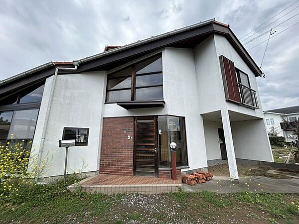 【外観】東側から見た外観。敷地216.01m2（65.34坪）、建物119.93m2（36.27坪）です。