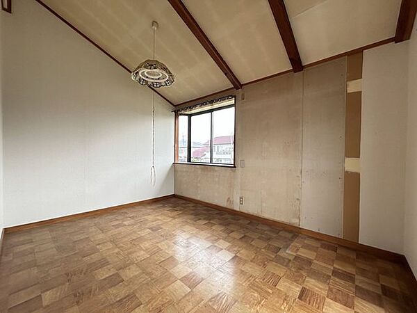 【2F洋室】広さは6.5帖。二面採光で明るい空間です。